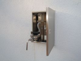 Bierzapfanlage in Hauswand